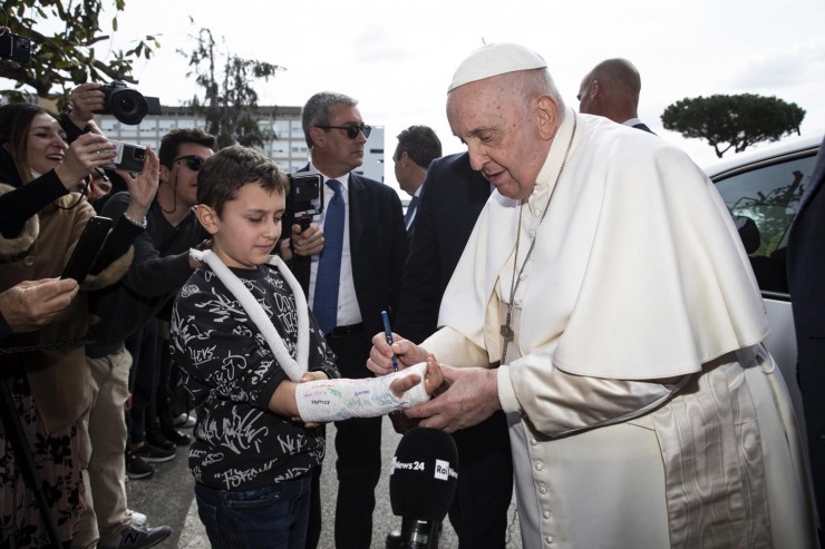 El papa firmó la escayola de un niño a su salida del hospital Agostino Gemelli, el pasado abril. (EFE/EPA/Angelo Carconi)