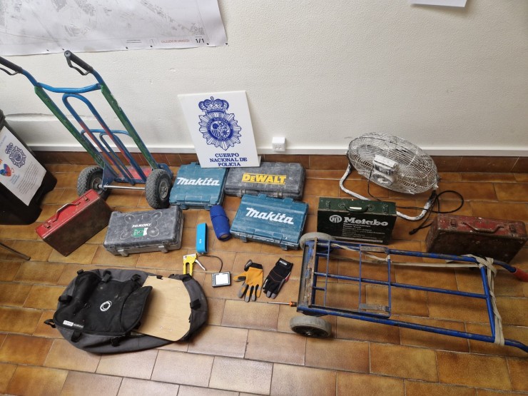 Material de trabajo robado de varios vehículos que la Policía Nacional encontró en casa del detenido.