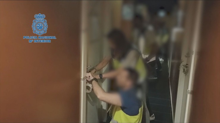 Los agentes precintan las habitaciones del club de alterne 'Papiro'. / Policía Nacional