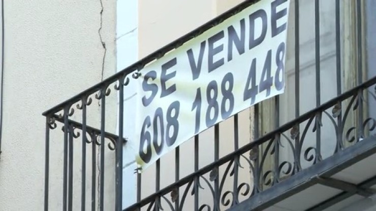 Un cartel de 'se vende' en una vivienda de Zaragoza.