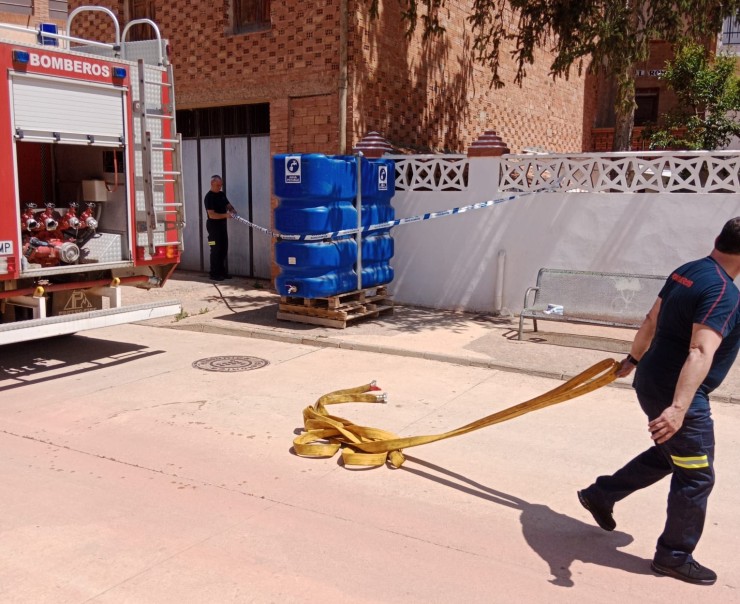 Los bomberos irán rellenando los bidones de agua potable que han distribuido por la localidad. | Diputación de Teruel