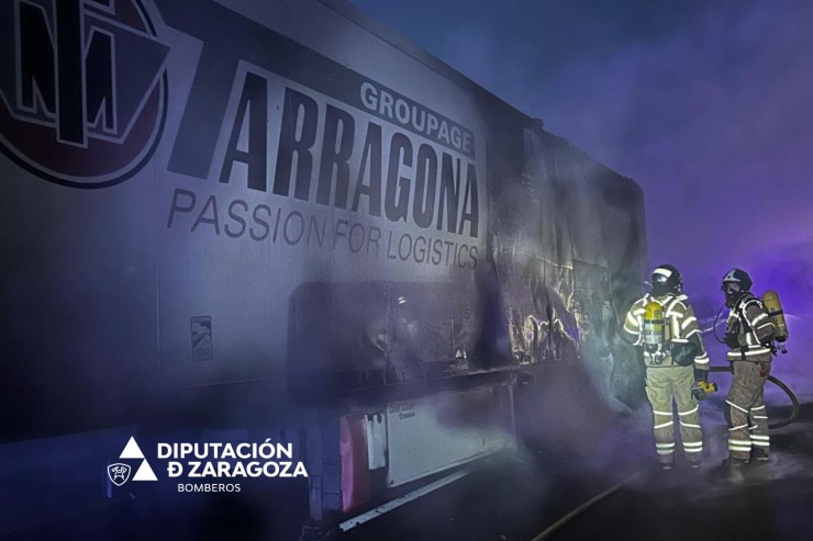 El vehículo se ha incendiado cuando circulaba por la A-2, a la altura de Calatayud. | Diputación de Zaragoza