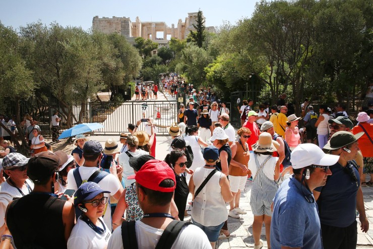 Cola de turistas para visitar la Acrópolis de Atenas. / Efe