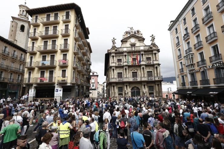 En Pamplona, se ha celebrado una concentración de protesta por el asesinato de una mujer a manos de su pareja. (EFE/ Jesús Diges)
