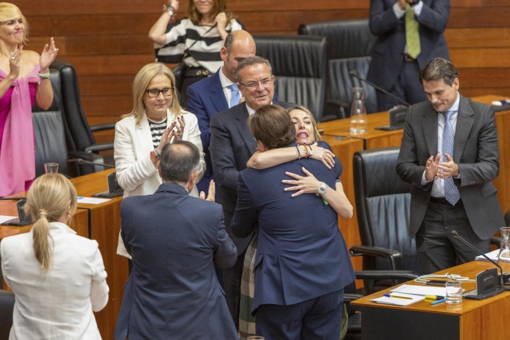 La nueva presidenta de la Junta de Extremadura, María Guardiola (PP), felicitada tras ser investida este viernes en la segunda joranada del debate celebrado en la Asamblea extremeña a tal efecto./ EFE/Jero Morales