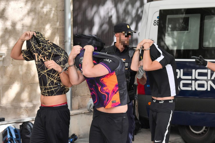 Tres de los seis detenidos por la violación grupal a una joven en Palma. / EFE