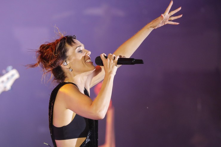 La cantante francesa Zaz durante su actuación en el festival Pirineos Sur. / EFE