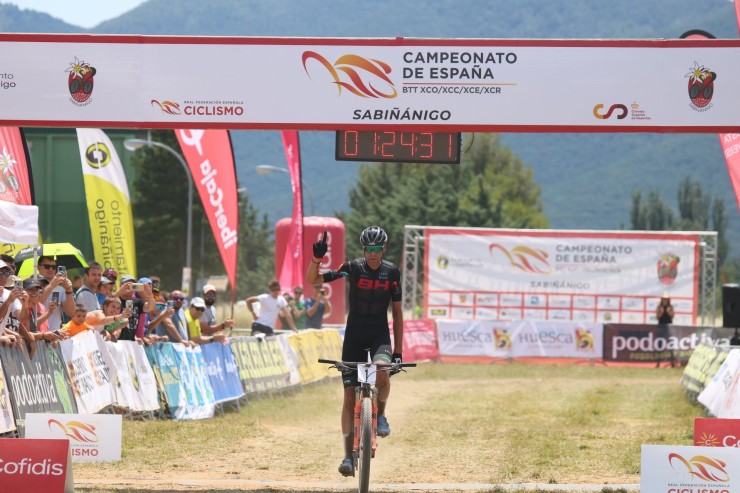 David Valero celebra su victoria en la meta de Sabiñánigo. Foto: RFEC