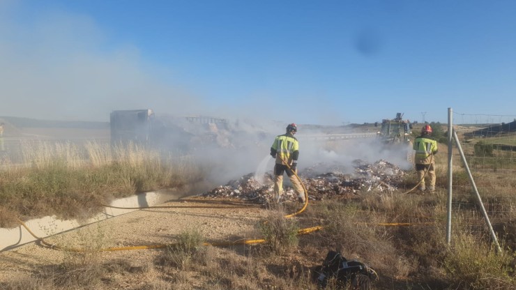 Los bomberos continúan trabajando en la extinción del camión, que transportaba pacas de paja. / Diputación Provincial de Teruel