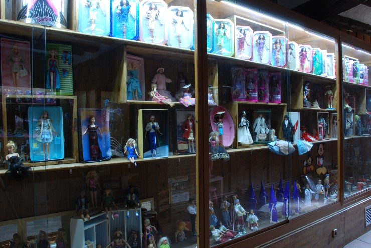 El zaragozano Álex Valle comenzó a coleccionar Barbie en 2018 después de visitas una exposición en Madrid. / Á. V.