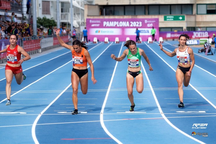 Elena Guiu (derecha), ha sido sexta en la prueba de 100 metros. Foto: RFEA