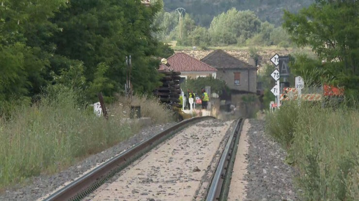 Varios operarios este martes en la estación de Caldearenas, cerca del lugar del accidente.
