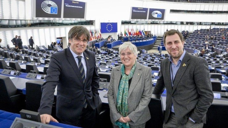 Carles Puigdemont, Clara Ponsatí y Toni Comín, en el Parlamento Europeo, en 2021. / Europa Press