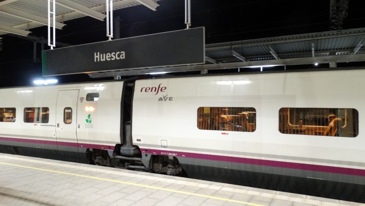 Un tren AVE en la estación de Huesca. | Europa Press