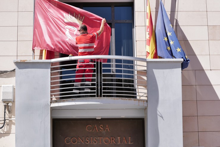 Las banderas ubicadas en el exterior de todos los edificios municipales ondearán a media asta. / Europa Press