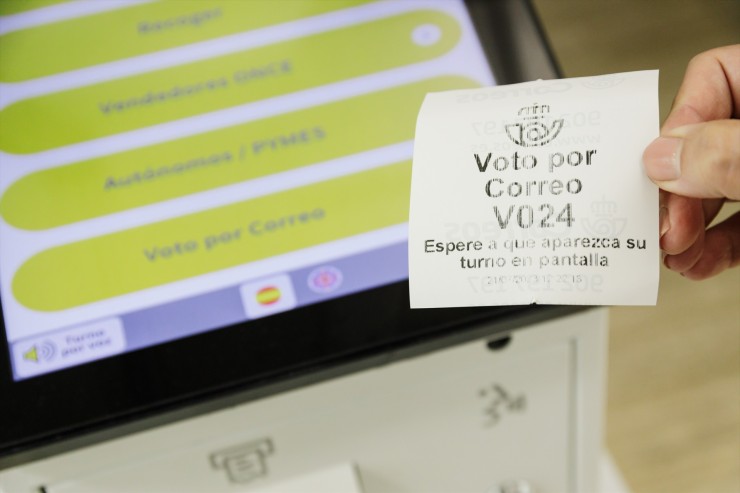 Un ticket de turno de voto por correo en una oficina de Correos. / Europa Press.