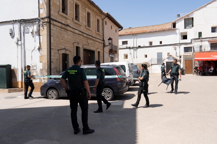 Agentes de la Guardia Civil acordonaron el coche donde estuvo una de las víctima en Castellote. / Europa Press