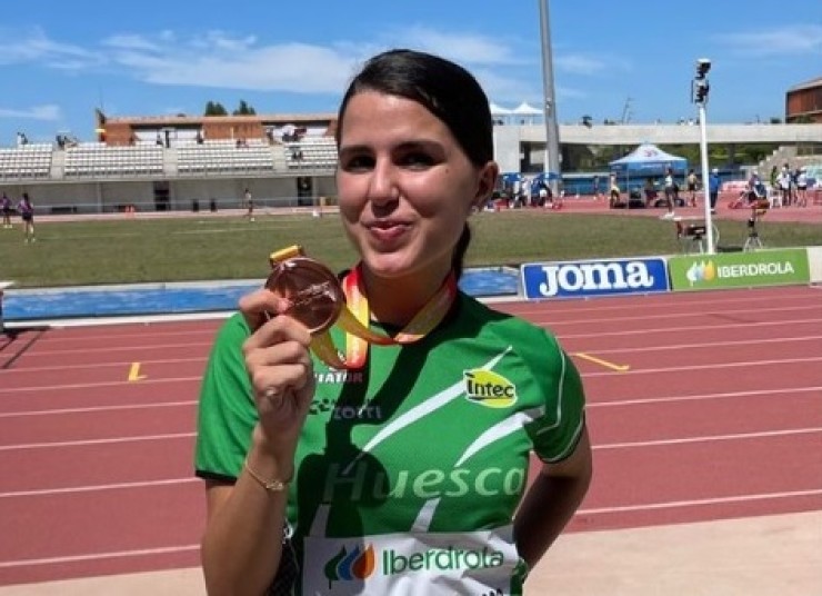 Eva Rico posa con su medalla de bronce.