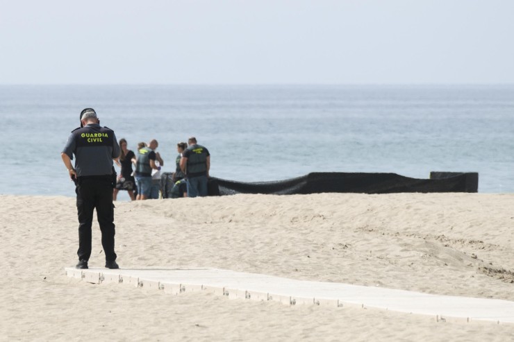 Playa de Roda de Berà donde han hallado el cadáver. / EFE. Quique García