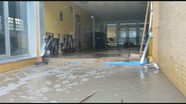 El agua causó importantes destrozos en el colegio, aunque no se apreciaron daños estructurales.