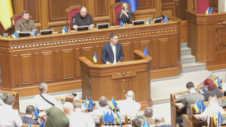 Pedro Sánchez, ante el plenario del Parlamento de Ucrania, este sábado.