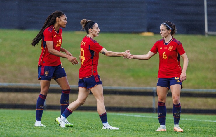 Salma Paralluelo celebra un gol ante Vietnam junto a sus compañeras. Foto: RFEF