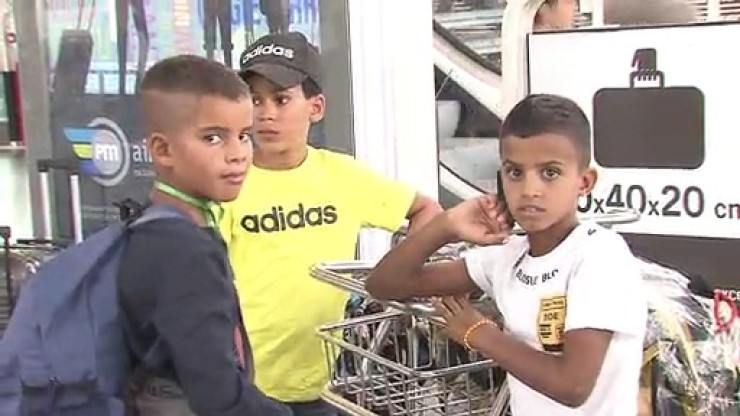 Un total de 120 niños saharauis llegan al aeropuerto de Zaragoza este viernes.