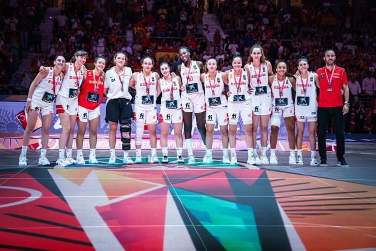Ariadna Termis (tercera jugadora por la derecha), posa junto a sus compañeras de selección en el Mundial U19. Foto: FIBA