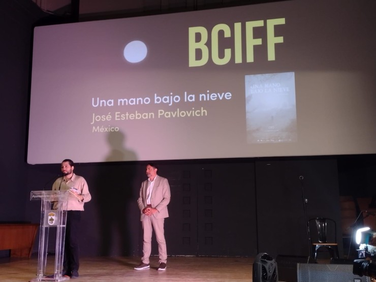 El director mexicano José Esteban Pavlovich recoge el 'Premio Aragón TV Buñuel Calanda' de la mano del director general de la CARTV, Francisco Querol./ S.V.