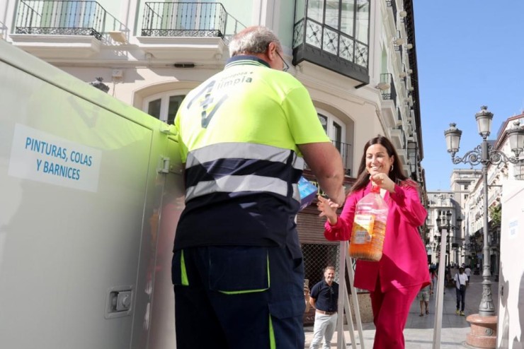 Los camiones con contenedores especiales para depositar los residuos domésticos cuentan con 11 nuevas paradas en Zaragoza. / Daniel Marcos