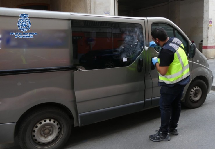 Agentes de la Policía Nacional tomando huellas en los vehículos afectados. / Policía Nacional