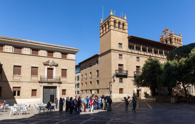 Grupo de turistas durante una visita guiada en Huesca. / Ayuntamiento de Huesca