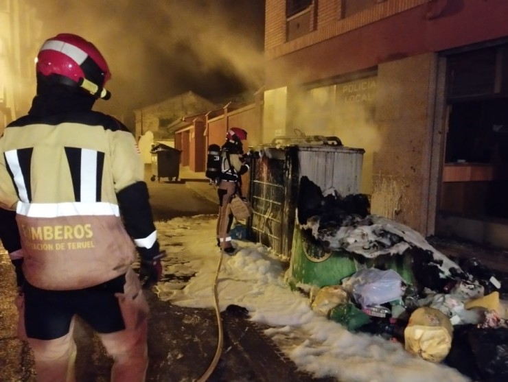 El presunto autor quemó varios contenedores en las calles del centro de Calamocha. / DPT