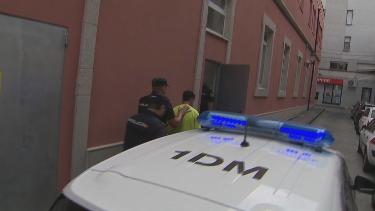 Uno de los detenidos en Monforte de Lemos es trasladado a dependencias policiales. / FORTA