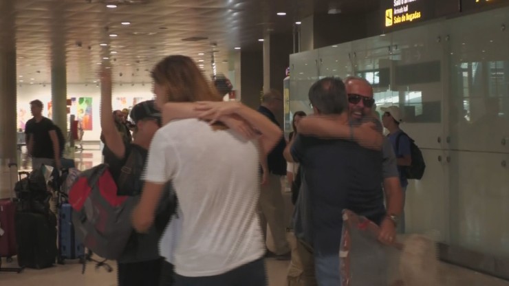 Reencuentro de los turistas evacuados con sus familiares a su llegada a Barcelona. / FORTA