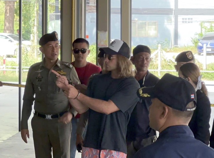 Daniel Sancho junto a miembros de la Policía tailandesa. (EFE)