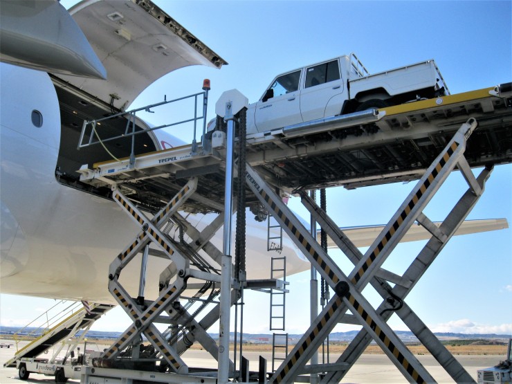 Una carga de vehículos despega desde el Aeropuerto de Zaragoza. / AENA