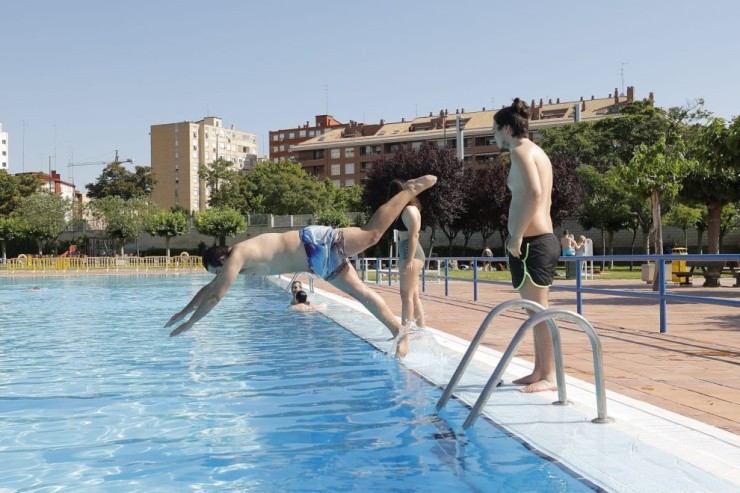 El coste pasará de 4 euros a 2,5€ en el caso de la entrada individual a la piscina municipal para los adultos.