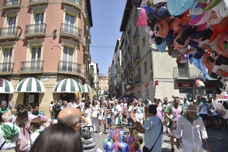 Oscenses y visitantes en las Cuatro Esquinas de Huesca en las fiestas de San Lorenzo. / Europa Press