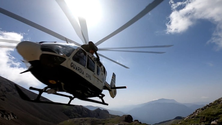 Imagen de archivo del helicóptero de la Guardia Civil, en el Pirineo oscense. / Guardia Civil Huesca