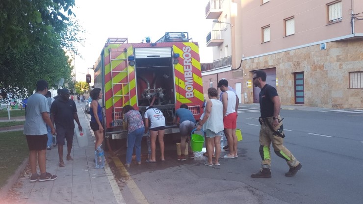 Bomberos de la Diputación de Huesca abastecen de agua a Binéfar tras una avería que obliga a cortar el suministro. / DPH