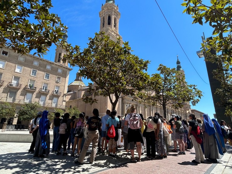 Miles de jóvenes peregrinos de todo el mundo pasan estos días por Zaragoza antes de llegar a Lisboa para ver al Papa. / Europa Press