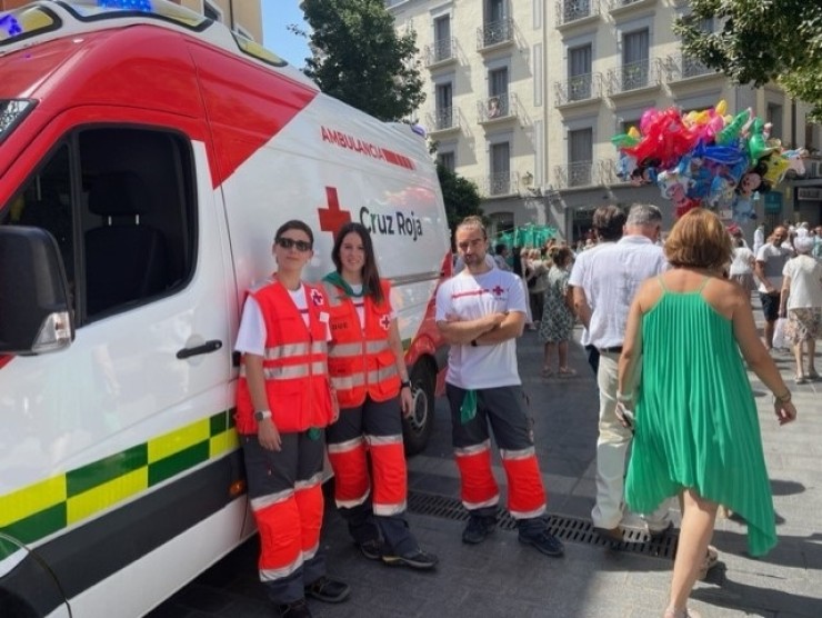 Un equipo de voluntarios presta asistencia en el Coso Bajo de Huesca, junto a la plaza de San Lorenzo, con motivo de la actuación de los Danzantes. / Cruz Roja