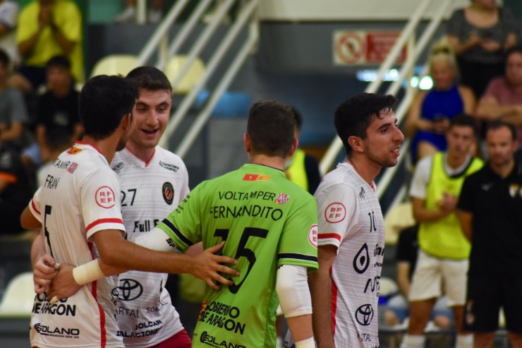Los jugadores del Full Energía Zaragoza celebran su gol en el partido. Foto: Sandra Valero
