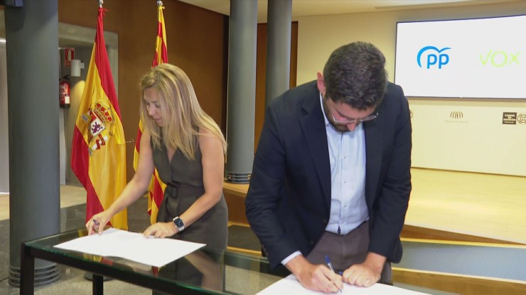 La portavoz del PP en las Cortes, Ana Alós, y el líder de Vox, Alejandro Nolasco, han rubricado el acuerdo sobre las 12:40 de este viernes.