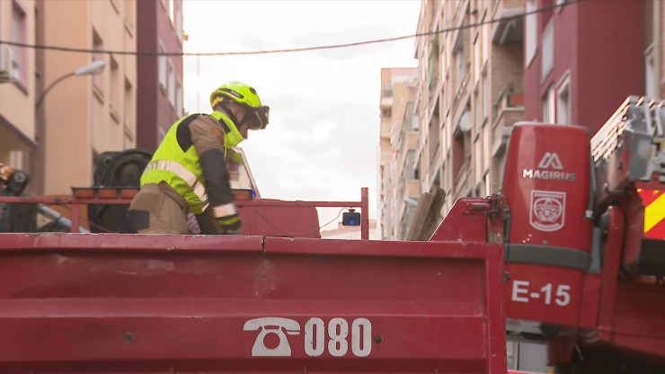 Los bomberos trabajan en el lugar del suceso, en el número 26 de la calle Tarragona, en el barrio de Delicias.