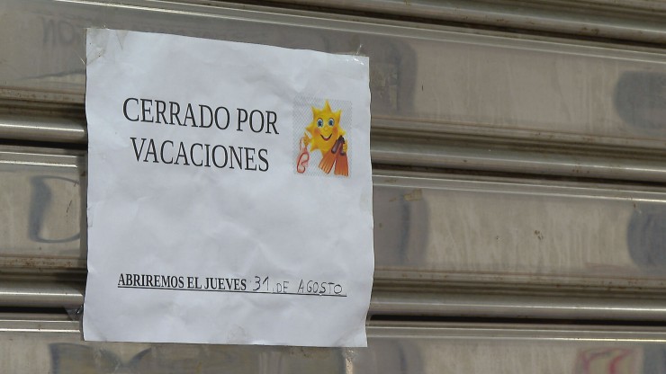 El cartel 'cerrado por vacaciones' puede observarse en muchos negocios en Zaragoza