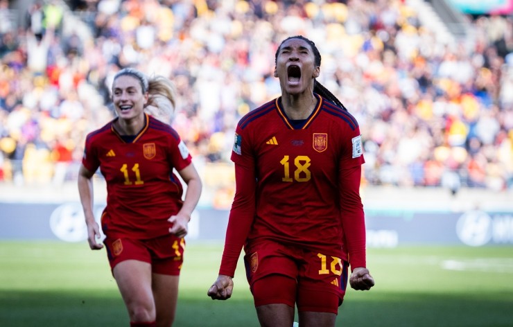 Salma Paralluelo celebra el gol que ha supuesto el pase de España a las semifinales. Foto:SEFútbol
