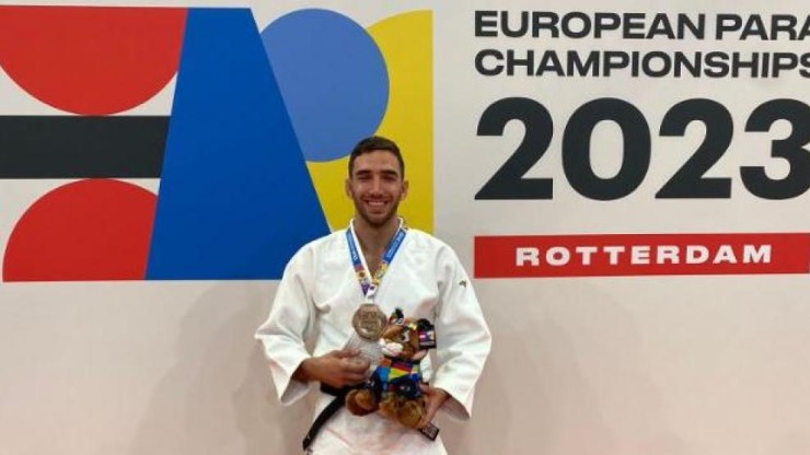 Sergio Ibáñez posa con su medalla de bronce. Foto: Twitter @Paralimpicos