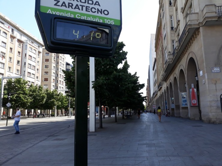 Imagen de archivo de un termómetro en la plaza de España de Zaragoza. / Europa Press